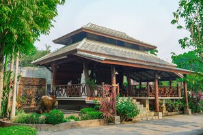ฝ่ายต้อนรับ