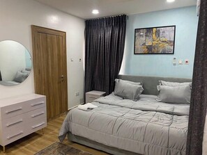 1 habitación, escritorio y espacio para trabajar con laptop 
