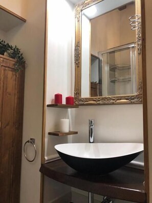 Sèche-cheveux, serviettes fournies