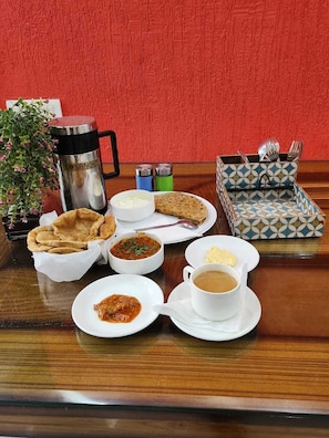 Quarto básico, sacada, vista para a cidade | Café da manhã | Café da manhã continental grátis todos os dias