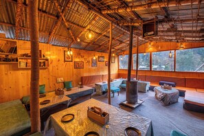 Restaurant - Beholden Stay & Cafe-Mountain View Boutique Stay in Old Manali (Manali)