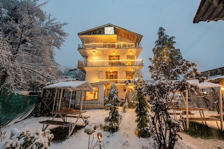 Front of property. Beholden Stay & Cafe-Mountain View Boutique Stay in Old Manali