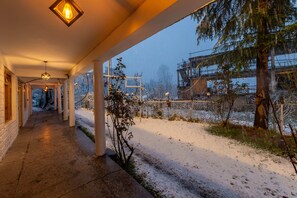 Garden - Beholden Stay & Cafe-Mountain View Boutique Stay in Old Manali (Manali)