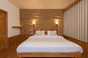Individually decorated, individually furnished, laptop workspace - Beholden Stay & Cafe-Mountain View Boutique Stay in Old Manali (Manali)