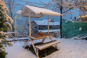 Couples’ dining - Beholden Stay & Cafe-Mountain View Boutique Stay in Old Manali (Manali)