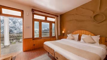 Deluxe Mountain View Room | Individually decorated, individually furnished, laptop workspace