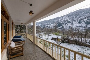 Front of property - Beholden Stay & Cafe-Mountain View Boutique Stay in Old Manali (Manali)