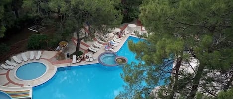 Piscine extérieure (ouverte en saison)