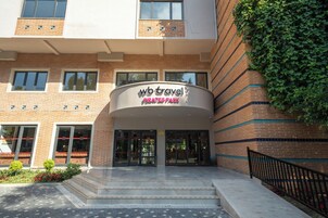 Ένα κτίριο με μια πινακίδα που γράφει «WB Travel Pirates Park» και μια πρόσοψη από τούβλα.