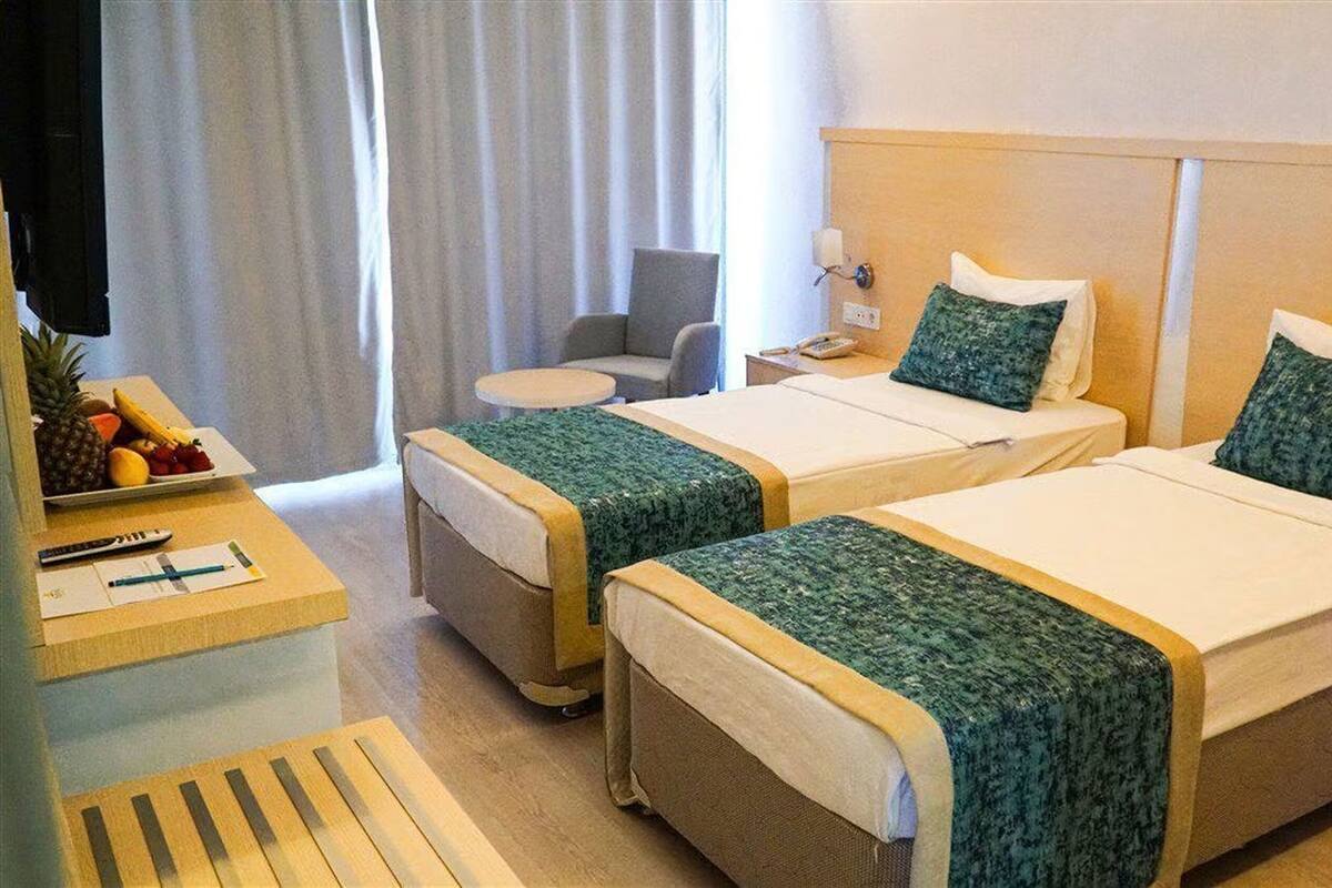 Minibar con artículos gratuitos y caja de seguridad en la habitación 