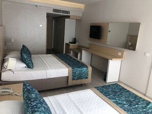Free minibar, in-room safe, free WiFi, bed sheets - Pirates Park Resort -All Inclusive (Kemer)
