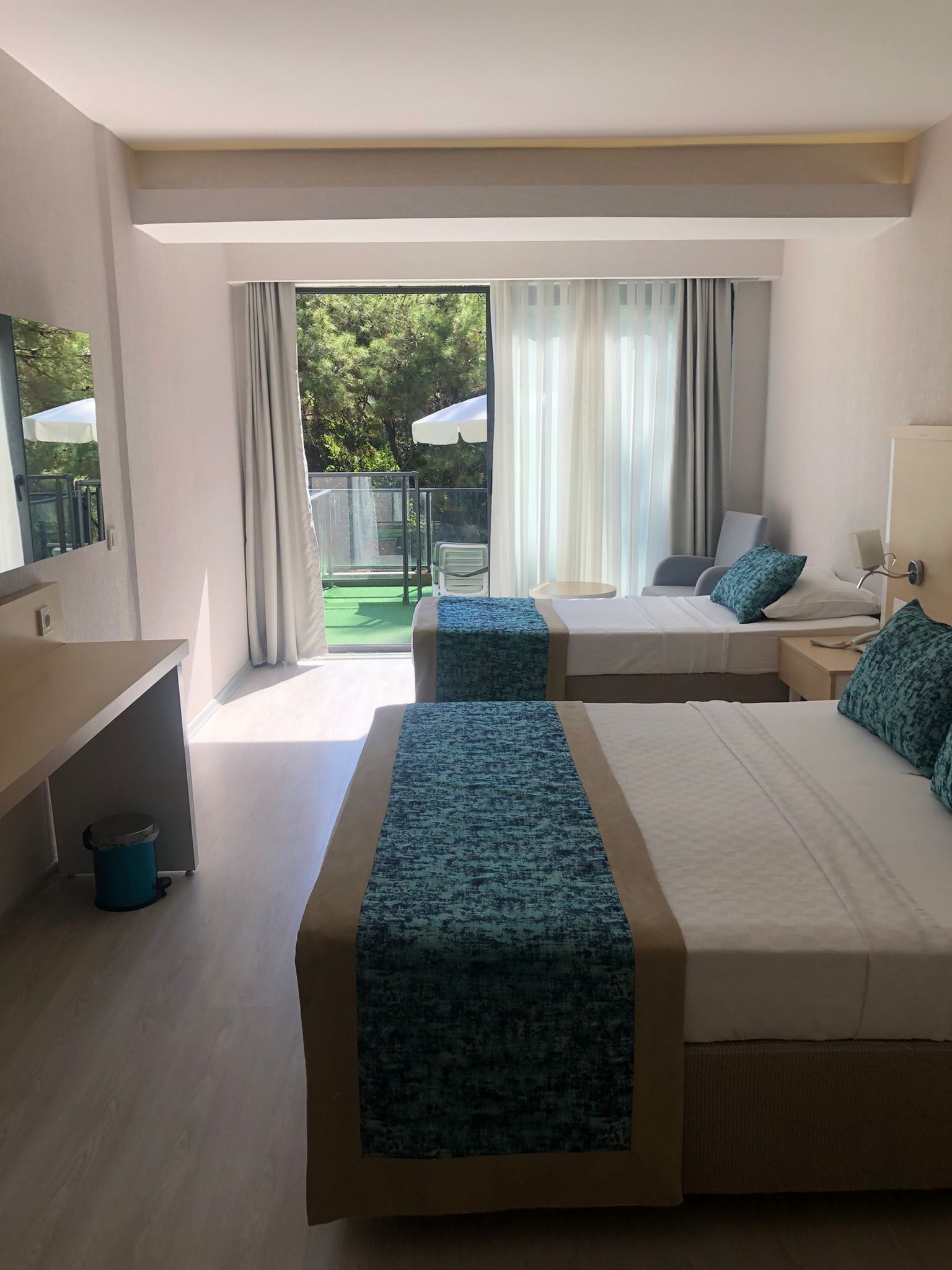 Minibar (free items), in-room safe, WiFi (free), bed sheets