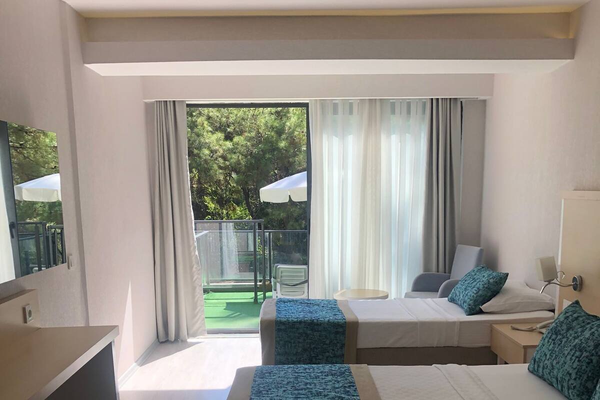 Minibar con artículos gratuitos y caja de seguridad en la habitación 