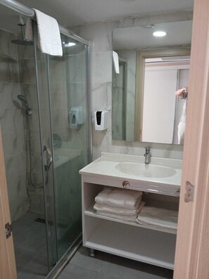 Dutxa, assecador de cabells, sabatilles i tovalloles 