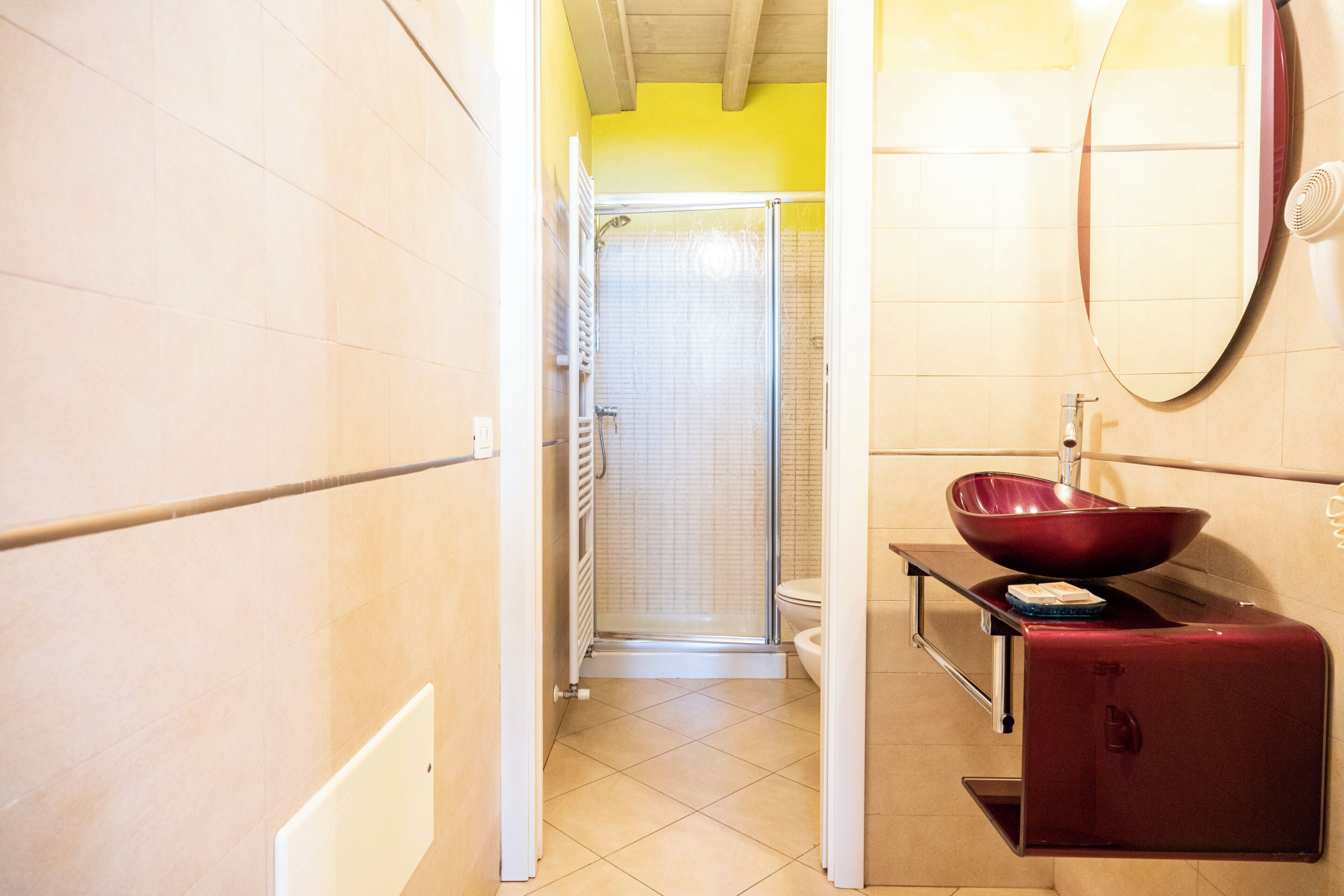 Un baño con ducha, inodoro y lavabo.