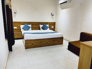 Habitació clàssica, vistes al jardí | Escriptori i espai de treball apte per a portàtils