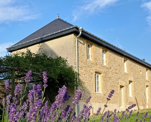 Dépendance du château de Remehan rénovée avec goût