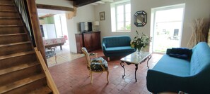 Smart TV, books - Tastefully renovated outbuilding at Château de Remehan (Pouru-Saint-Remy)