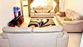Economy-Apartment, Balkon, Stadtblick | Wohnbereich