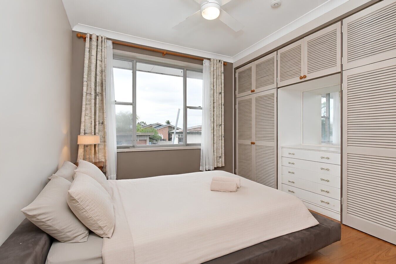 5 bedrooms, desk, iron/ironing board, WiFi