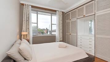 5 bedrooms, desk, iron/ironing board, WiFi