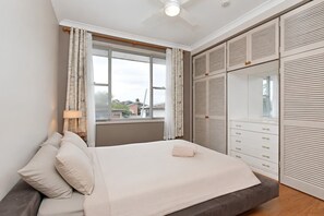 5 bedrooms, desk, iron/ironing board, WiFi