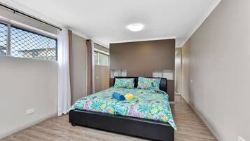 6 bedrooms, desk, iron/ironing board, WiFi