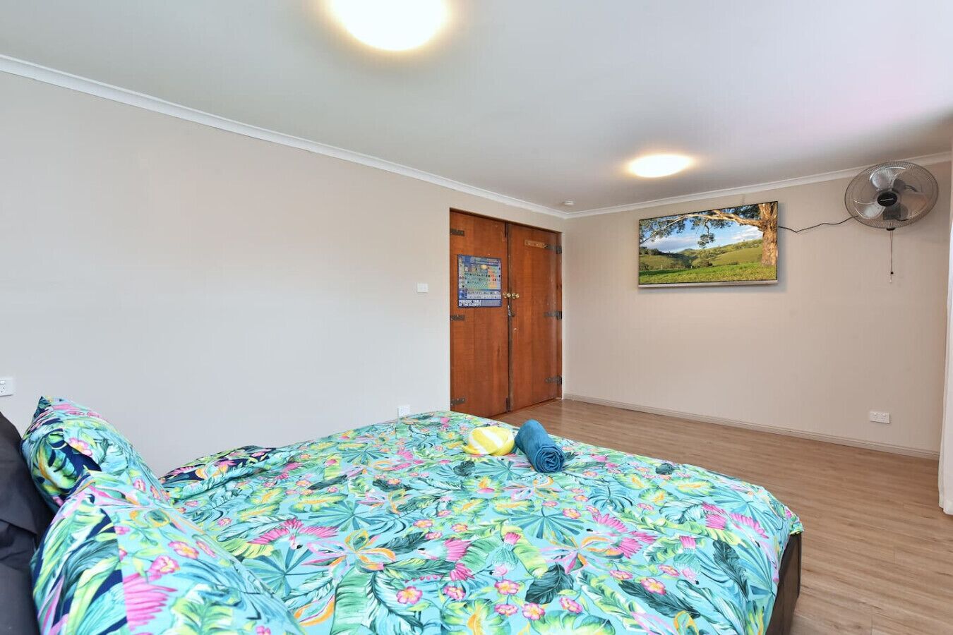 6 bedrooms, desk, iron/ironing board, WiFi