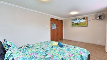 6 bedrooms, desk, iron/ironing board, WiFi