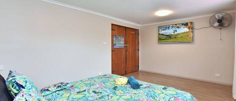 6 bedrooms, desk, iron/ironing board, WiFi