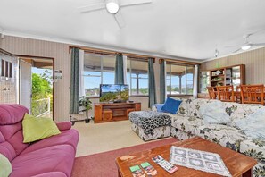 TV - Entertainer with Pool Cessnock (Cessnock)