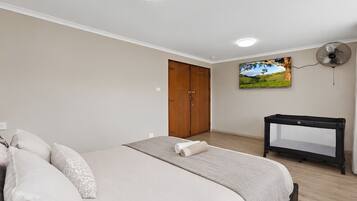 5 slaapkamers, een bureau, een strijkplank/strijkijzer, wifi