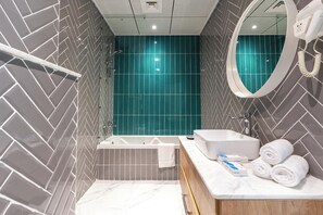 Combined shower/bathtub, free toiletries, hair dryer, slippers - Samaya Holiday Homes - Marina luxury Suites (Dubai)