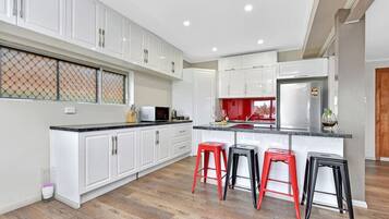 Refrigerador, microondas, horno y parrilla de estufa