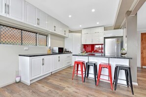 Refrigerador, microondas, horno y parrilla de estufa