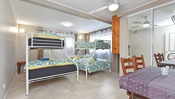 3 Schlafzimmer, Schreibtisch, Bügeleisen/Bügelbrett, WLAN