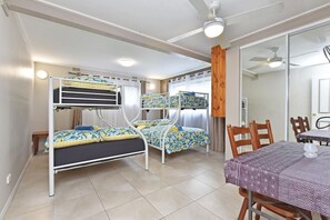 3 makuuhuonetta, työpöytä, silitysrauta/-lauta, Wi-Fi