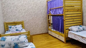 Dormitori compartit Comfort, vistes al pati | Caixa forta a l'habitació i escriptori 