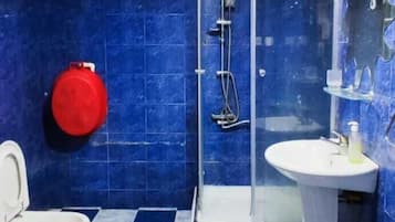 Chuveiro, bidê, toalhas de banho, sabonete