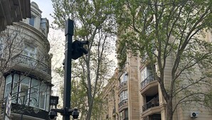 Vista del carrer amb un cartell de 'Morkezi Klinika' que indica un centre mèdic.
