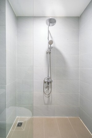 Apartamento Deluxe, 1 habitación, vistas a la ciudad | Baño | Zapatillas