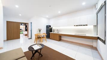 Deluxe Apartment, 1 Bedroom, City View | In-room dining