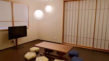 Family Studio Suite | Living area | LCD TV, Netflix, streaming services