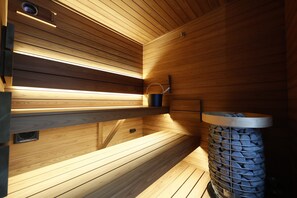 A wooden sauna with benches and a bucket. - Hakata no Hatago SUNOYA (Fukuoka)