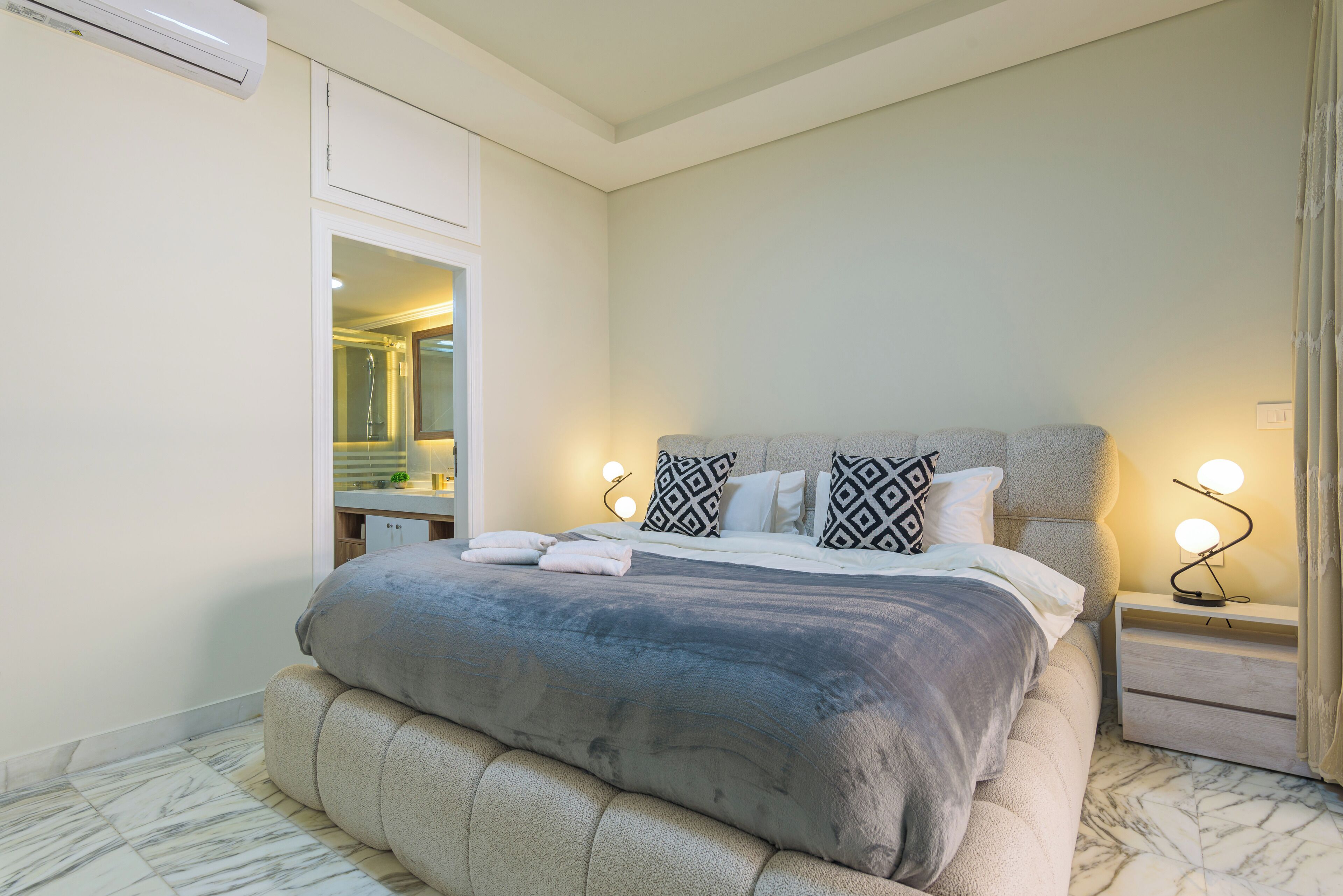 Leilighet, 3 soverom, balkong, byutsikt | 3 soverom, sengetøy av topp kvalitet og individuelt dekorert