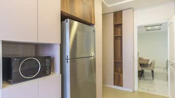 Apartment, 3 Bedrooms, Balcony, City View | Private kitchen | Full-size fridge, microwave, oven, stovetop