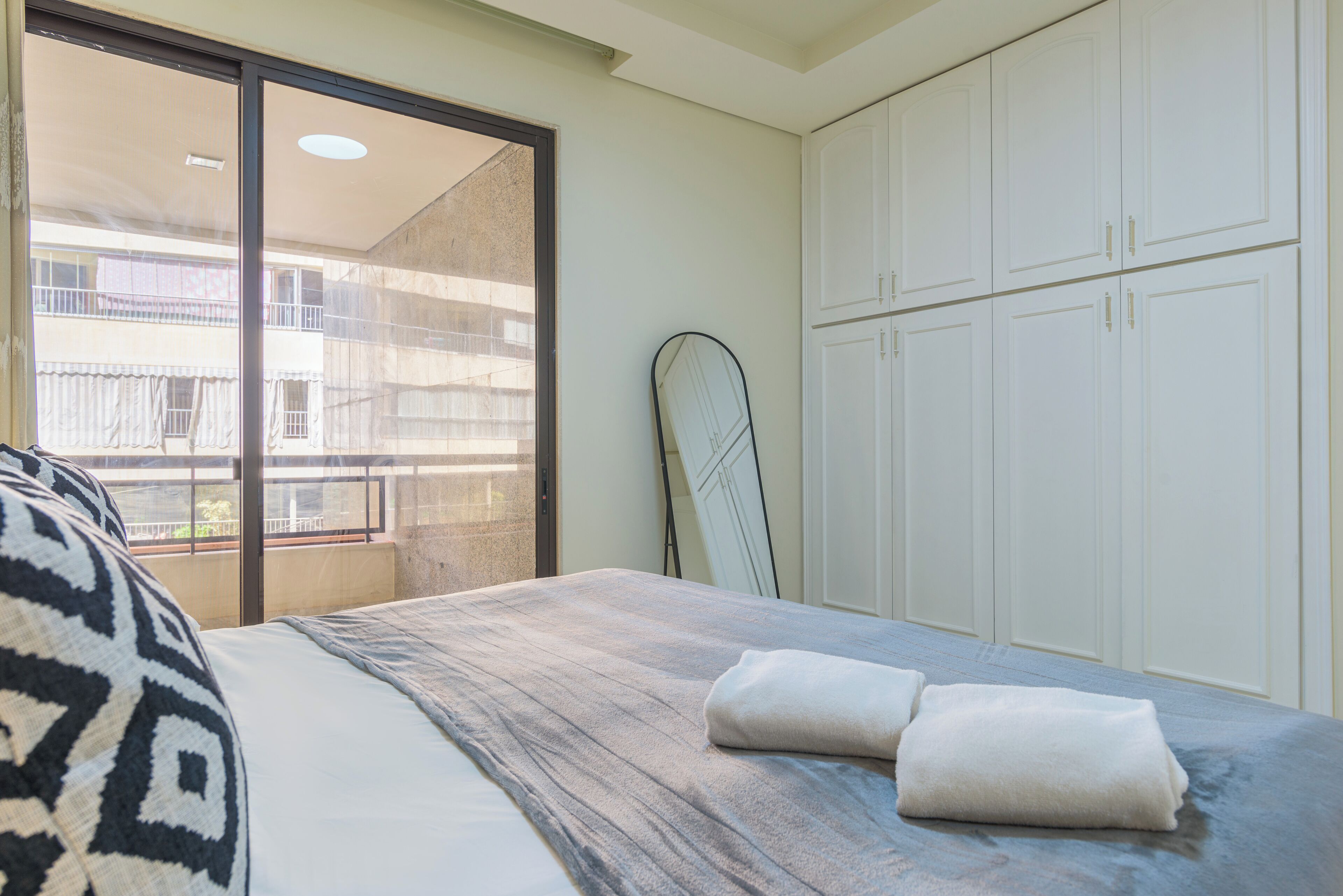 Une chambre à coucher avec un lit, une fenêtre et une armoire.