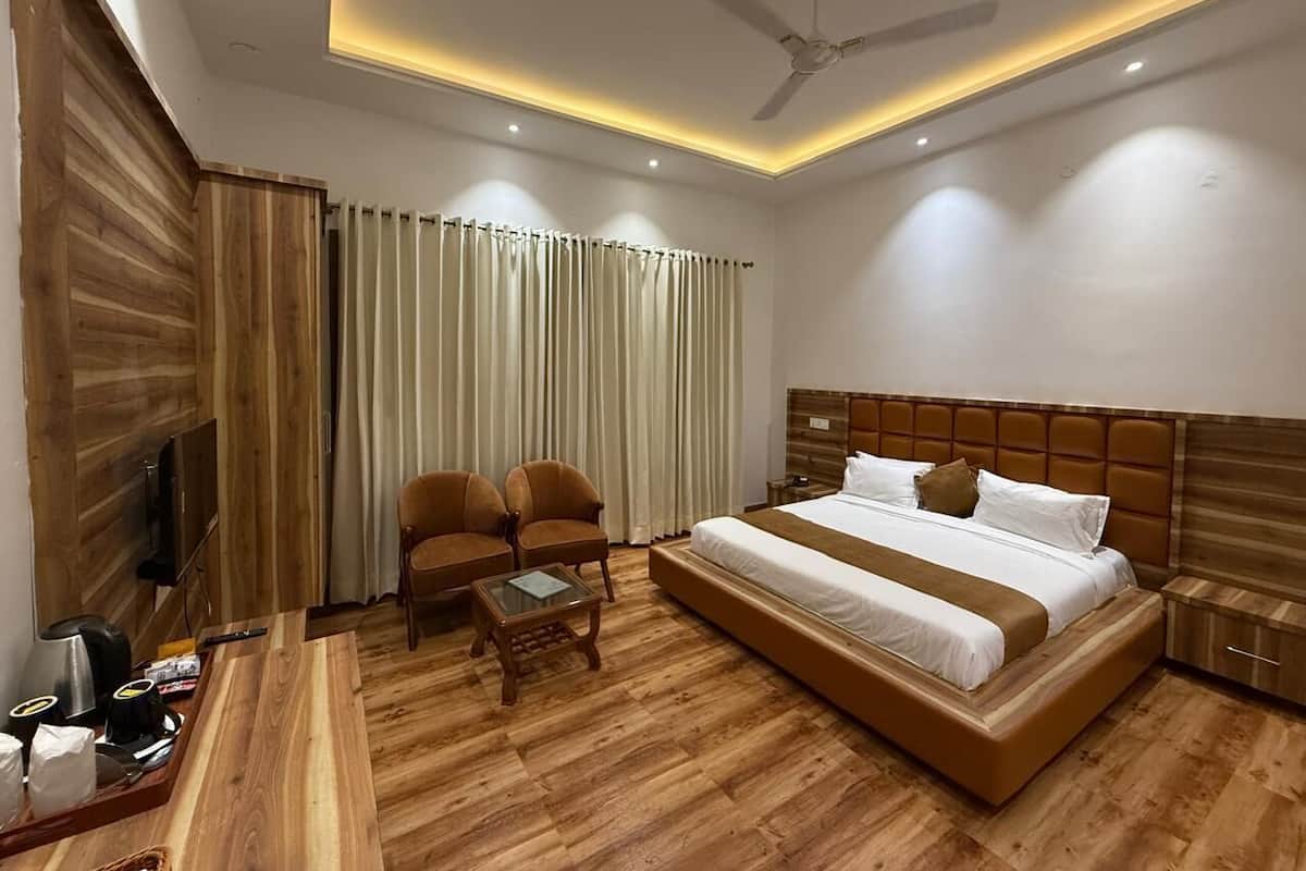 Standard Single Room | In-room safe, desk, laptop workspace
