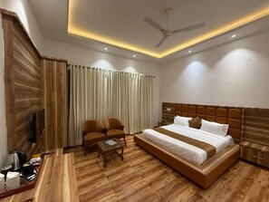 標準單人房 | 房內夾萬、書桌、手提電腦工作空間