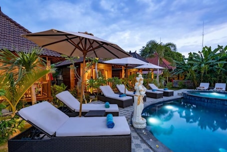 Una piscina al aire libre